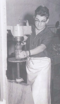 Manfred Frey při zavařování okurek v roce 1960