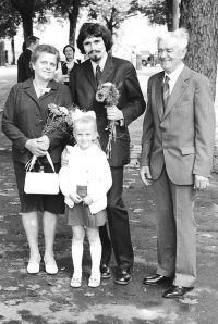 Miloslav Čejka (uprostřed) s rodiči po promoci, 1973
