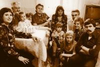 Miloslav Čejka zcela vpravo dole v rodinném kruhu, 1978