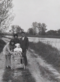 Vlevo s prvním manželem Vlastimilem Klaudou z Nasavrk, nar. 1944, a synem Petrem, Nasavrky, rok 1974