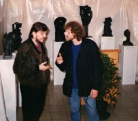 Petr Císařovský (vpravo) na výstavě ve Weidenu, rok 1991