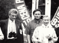 Pamětník (vlevo) s trenérem Františkem Holčákem a legendárním anglickým žokejem Lesterem Piggotem na Slovenském derby, Bratislava, 1993