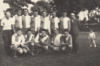 Mužstvo házené v Dubanech, pamětník stojí v horní řadě druhý zprava, cca 1955–1960