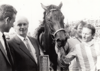 Pamětník (vlevo) s trenérem Františkem Vítkem a jezdcem Vlastimilem Smolíkem