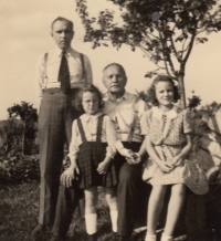 Otec Adolf, děda Adolf, dole Zdeňka, sestra Dana, pravděpodobně 1943