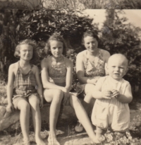 Zdeňka, sestra Dana, matka Ludmila, bratr Jiří, pravděpodobně 1950