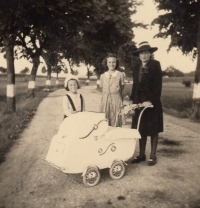 Zdeňka, sestra Dana, matka Ludmila, v kočárku bratr Jiří, 1944