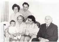 Nahoře zleva: švagrová Dana, bratr Jiří. Dole zleva: neteř Hana, Matka Ludmila, Zdeňka, synovec Jiří, otec Adolf, 1977