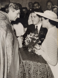 Wedding photo of Olga Fikotová and Harold Connolly, Prague, 1957