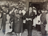 Harold Connolly, the father of the witness, arrives at his wedding in Prague accompanied by the wife of the then American ambassador to Prague