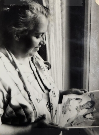 Olga Fikotová's mother with a photo of her first grandchild