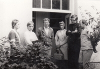 Setkání na faře, Jana Kašparová druhá zleva, uprostřed po její levici Jan Litomiský, 70. léta 20. století 