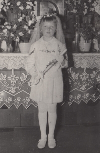 Dáša Zouharová při prvním přijímání, 1967