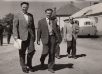 Nábor do zemědělského družstva, otec pamětnice vlevo, kolektivizace, 50. léta