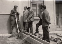 Kolektivizace v Bousíně, vlevo poslední soukromý zemědělec, 50. léta