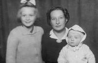 Zdeňka Pivrncová (rozená Stejskalová), s maminkou a bratrem Stejskalovými, kolem roku 1945