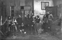 Pamětník (se vzduchovkou) v domě Miroslava Strnada v Liberci-Kateřinkách (Zleva: Josef Olšanský, Svatopluk Karásek, Jiří Křivský, Pavel Zajíček, Miroslav Strnad (Tudor), Jiří Kasal, Vladimír Marek (Máňa), Milan Zapadlo, Dana Němcová, Markéta Němcová, Ondřej Němec, Ladislav Cerman), 1977