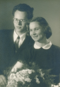 Věra a Vladimír Karfíkovi, rodiče Filipa Karfíka, svatební fotografie, 1952 