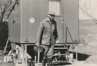 Otec Vladimír Karfík jako čerpač u Stavební geologie, 1977