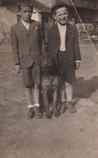 Jaroslav Kropáček s kamarádem (napravo), 1947
