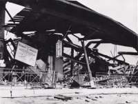 Pamětník má tuto fotku od Františka Veselého, jehož otec pracoval v Písku pro Zítřek a snad i byl autorem fotky. Zachycuje následky náletu, jehož byl pamětník přímým svědkem - nálet na nádraží, rourovnu a maďarský sanitní vlak. Fotografie zachycuje nádražní budovu.