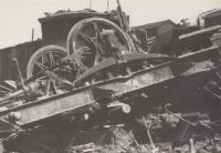 Pamětník má tuto fotku od Františka Veselého, jehož otec pracoval v Písku pro Zítřek a snad i byl autorem fotky. Zachycuje následky náletu, jehož byl pamětník přímým svědkem - nálet na nádraží, rourovnu a maďarský sanitní vlak. 