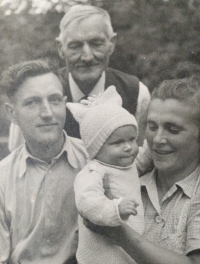 Dědeček Václav Smetánka, tatínek Ladislav Smetánka, nar. 1918, maminka Emilie Smetánková, roz. Pilařová z Křižanovic, nar. 1920, a Vlasta Smetánková, rok 1947, Šiškovice