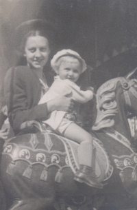 With her mother, Vlasta Fajkusová at the fair
