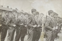 Jan Lukšík (vpravo vpředu) na vojně, konec 60. let