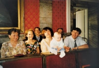 Igor Frič s rodičmi Jolanou a Štefanom Fričom, manželkou Jankou a deľmi Tomášom, Luciou a Michaelou