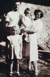 Tatínek Ladislav Smetánka, maminka Emilie Smetánková, sestra Marta Smetánková, nar. 1951 v Chrudimi, Vlasta Smetánková, asi rok 1953, Šiškovice