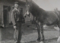 Tatínek Ladislav Smetánka v Šiškovicích č.2 (31) před r. 1957, před založením JZD