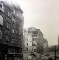 Následky náletu na Prahu v únoru 1945 objektivem otce pamětníka Ladislava Škvora