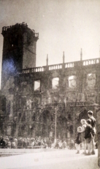 Bratři Škvorovi před zničenou Staroměstskou radnicí, květen 1945 - autor fotografie Ladislav Škvor