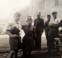 Vladimír Škvor se sovětským chlapcem v uniformě Rudé armády (květen 1945) - autor fotografie Ladislav Škvor