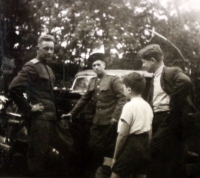 Bratři Škvorovi s důstojníky Rudé armády - autor fotografie Ladislav Škvor