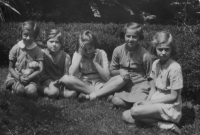 Eleonora's closest friends ("ducklings") as children; Eleonora is far right