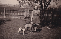 Sestra Jarmila Kotlandová, po svatbě Zotrijová, provdaná do Albánie