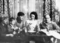 Olga Sozanská (druhá zprava) s bratrem a otcovou druhou rodinou, Neratovice, 1964