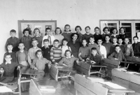 Olga Sozanská (stojící šestá v první řadě) v 5. třídě, 1957 