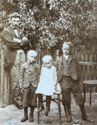 Otec Josef Winkler ("v šatičkách, ještě se počurával, tak nemohl mít kalhoty..."), dědeček Josef Winkler