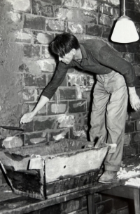 Otec ("když byla máti ve věznici v Hradišti, to nám sebrali dvorek s kůlnou na dřevo a uhlí, tak musel tatínek postavit šopu na zeleninové zahrádce před domem")