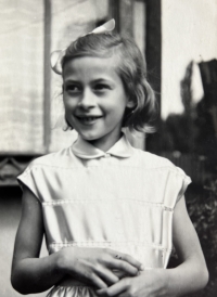 Helena u prvního Svatého přijímání, ("šaty mi ušila máti z mašlí, sama to spojovala kraječkou...")