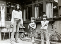 Helena s dcerou a synem