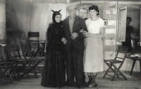 The Kuks theatre company; Květuše Plášilová is centre; the Klíče (Keys) play, 1961