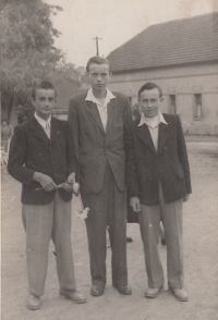 Jan Vlach (vlevo) prvním rokem učněm na pekaře v Kyjích u Prahy, 1947.