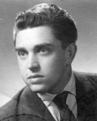 Portrétní fotografie Zbyňka Janovského z konce šedesátých let