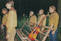 Táborový oheň k uctění sv. Jiřího v 90. letech, Zbyněk Janovský je třetí zleva