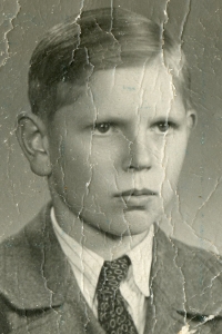 Fotografie Josefa Prejdy na občanský průkaz, na které mu bylo zhruba 15 let