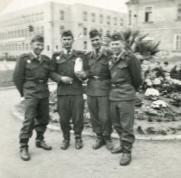 Vojáci základní vojenské služby na folklorní slavnosti v jihomoravském městě Strážnice v roce 1957. Josef Prejda stojí jako první zprava